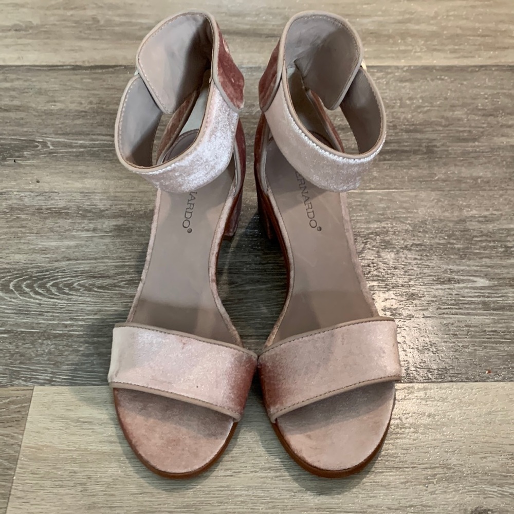 Bernardo Blythe blush pink velvet chunky heels with ankle strap size 7.5
